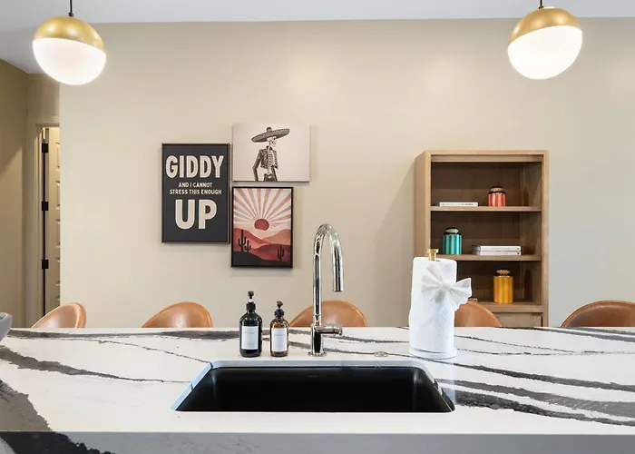 The Lux At Craftsman - Old Town Penthouse 2
