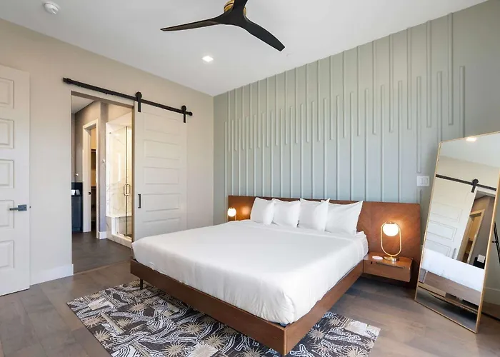 The Lux At Craftsman - Old Town Penthouse 2 Holiday home *